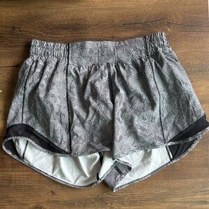 Lululemon Hotty Hot Short 6